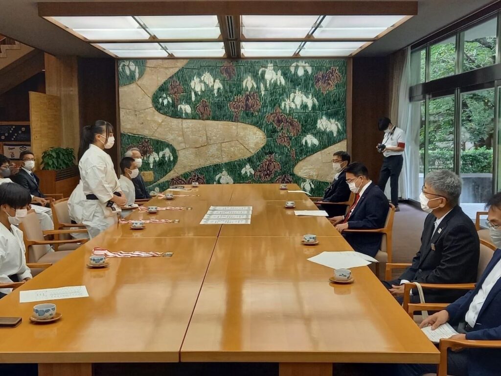 藤本凪が大村愛知県知事に挨拶