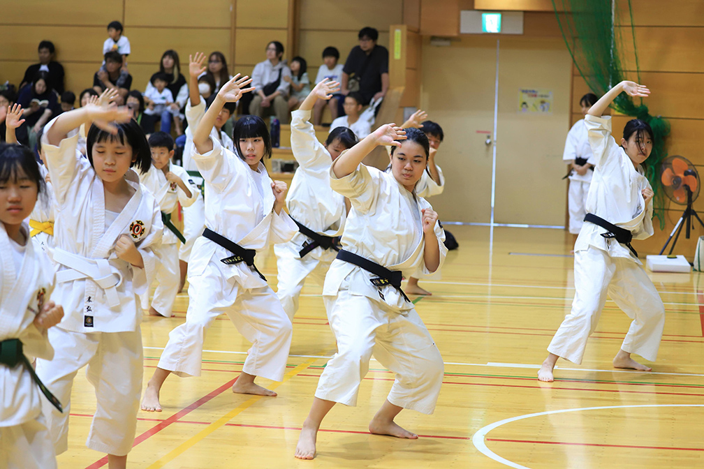 一宮中部道院の拳士たちが愛知県の少林寺拳法の仲間たちと稽古する風景