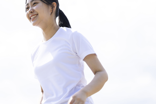 一宮市の部活動を楽しむ女子中学生